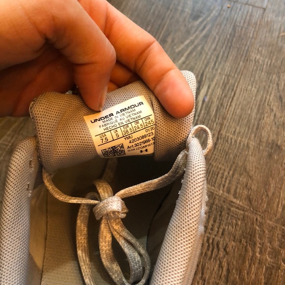 Under armor running shoes - Picture 4 of 5
